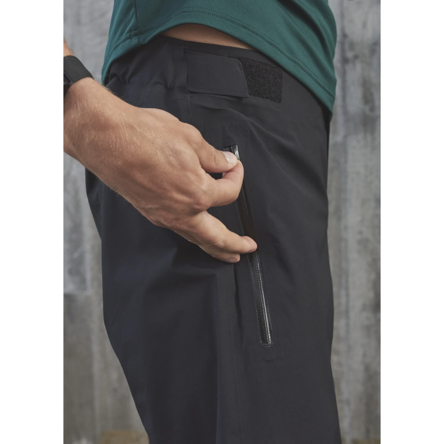 POC Bastion Shorts - 1002 Uranium Black 5 POC Bastion Shorts - 1002 Uranium Black - Image 5